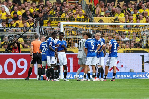 29.08.2026, GER, Fussball, Herren, Bundesliga , Saison 2026 2027, Borussia Dortmund - Hamburger SV die Spieler vom HSV besprechen sich in einem Teamkreis Dortmund Signal-Iduna Park Nordrhein-Westfalen Deutschland *** August 29, 2026, GER, Soccer, Men s, Bundesliga, 2026–2027 Season, Borussia Dortmund vs. Hamburger SV; the HSV players are huddling in a team circle at Signal Iduna Park in Dortmund, North Rhine-Westphalia, Germany Copyright: xAdrianxSchlüterx