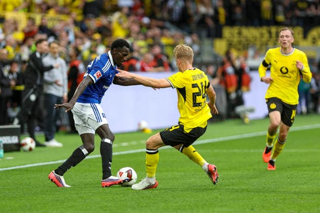 29.08.2026, GER, Fussball, Herren, Bundesliga , Saison 2026 2027, Borussia Dortmund - Hamburger SV Bakery Jatta (HSV) und Daniel Svensson (BVB) im Kampf um den Ball Dortmund Signal-Iduna Park Nordrhein-Westfalen Deutschland *** August 29, 2026, GER, Soccer, Men s, Bundesliga, 2026–2027 Season, Borussia Dortmund vs. Hamburger SV: Bakery Jatta (HSV) and Daniel Svensson (BVB) battle for the ball at Signal Iduna Park in Dortmund, North Rhine-Westphalia, Germany Copyright: xAdrianxSchlüterx