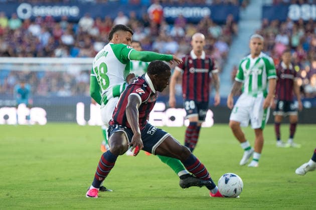 August 29, 2026, Valencia, Alicante, Spain: VALENCIA, SPAIN - AUGUST 29: 21 ETTA EYONG fight the ball in front of 18 NELSON DEOSSA during the match between Levante UD and Real Betis, from LaLiga EASports, matchweek 3, disputed at the Ciutat de Valencia, Valencia Soccer 2026: Levante UD Vs Real Betis  - ZUMAc290 20260829_zsp_c290_043 Copyright: xJordixCantox