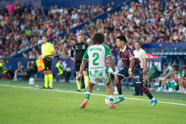August 29, 2026, Valencia, Alicante, Spain: VALENCIA, SPAIN - AUGUST 29: 17 VICTOR GARCIA control the ball in front of 2 HECTOR BELLERIN during the match between Levante UD and Real Betis, from LaLiga EASports, matchweek 3, disputed at the Ciutat de Valencia, Valencia Soccer 2026: Levante UD Vs Real Betis  - ZUMAc290 20260829_zsp_c290_044 Copyright: xJordixCantox