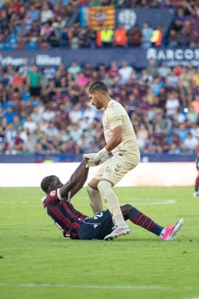 August 29, 2026, Valencia, Alicante, Spain: VALENCIA, SPAIN - AUGUST 29: 1 ALVARO VALLES helps 21 ETTA EYONG the get up during the match between Levante UD and Real Betis, from LaLiga EASports, matchweek 3, disputed at the Ciutat de Valencia, Valencia Soccer 2026: Levante UD Vs Real Betis  - ZUMAc290 20260829_zsp_c290_047 Copyright: xJordixCantox