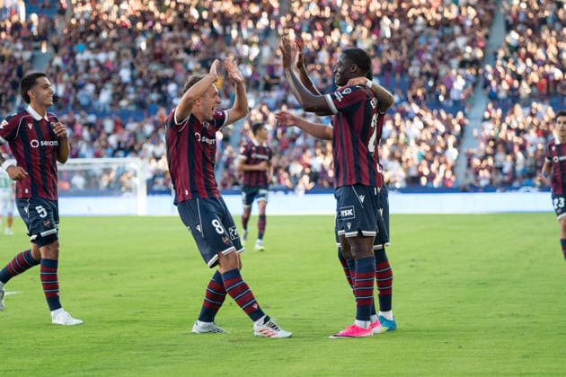 August 29, 2026, Valencia, Alicante, Spain: VALENCIA, SPAIN - AUGUST 29: 8 OLASAGASTI celebrates his goal against REAL BETIS with her team during the match between Levante UD and Real Betis, from LaLiga EASports, matchweek 3, disputed at the Ciutat de Valencia, Valencia Soccer 2026: Levante UD Vs Real Betis  - ZUMAc290 20260829_zsp_c290_048 Copyright: xJordixCantox