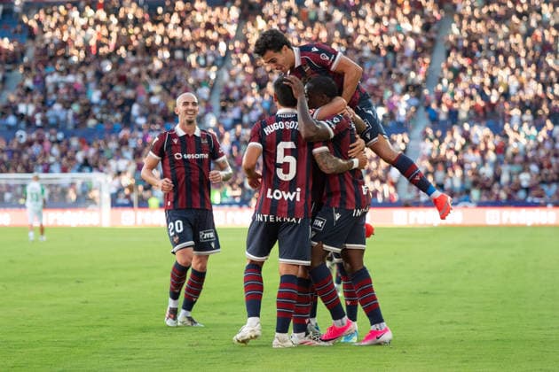 August 29, 2026, Valencia, Alicante, Spain: VALENCIA, SPAIN - AUGUST 29: 8 OLASAGASTI celebrates his goal against REAL BETIS with her team during the match between Levante UD and Real Betis, from LaLiga EASports, matchweek 3, disputed at the Ciutat de Valencia, Valencia Soccer 2026: Levante UD Vs Real Betis  - ZUMAc290 20260829_zsp_c290_049 Copyright: xJordixCantox