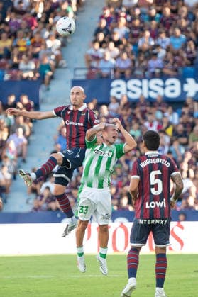 August 29, 2026, Valencia, Alicante, Spain: VALENCIA, SPAIN - AUGUST 29: 20 ORIOL REY fight the aerial ball with 33 PABLO GARCIA during the match between Levante UD and Real Betis, from LaLiga EASports, matchweek 3, disputed at the Ciutat de Valencia, Valencia Valencia Spain - ZUMAc290 20260829_zsp_c290_046 Copyright: xJordixCantox