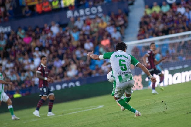 August 29, 2026, Valencia, Alicante, Spain: VALENCIA, SPAIN - AUGUST 29: 5 MARC BARTRA shoots during the match between Levante UD and Real Betis, from LaLiga EASports, matchweek 3, disputed at the Ciutat de Valencia, Valencia Valencia Spain - ZUMAc290 20260829_zsp_c290_050 Copyright: xJordixCantox