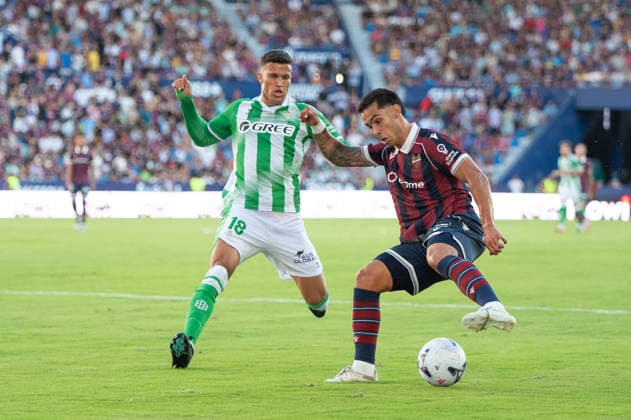 August 29, 2026, Valencia, Alicante, Spain: VALENCIA, SPAIN - AUGUST 29: 5 HUGO SOTELO control the ball in front of 18 NELSON DEOSSA during the match between Levante UD and Real Betis, from LaLiga EASports, matchweek 3, disputed at the Ciutat de Valencia, Valencia Soccer 2026: Levante UD Vs Real Betis  - ZUMAc290 20260829_zsp_c290_051 Copyright: xJordixCantox