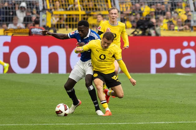 Dortmund, Deutschland 29. August 2026: 1. BL - 2026 2027 - Sp. 1 - Borussia Dortmund gegen Hamburger SV Im Bild: v.li. im Zweikampf Bakery Jatta (HSV) und Konstantinos Karetsas (BVB) DFL DFB regulations prohibit any use of photographs as image sequences and or quasi-video. Signal Iduna Park Nordrhein Westfalen *** Dortmund, Germany, August 29, 2026, Bundesliga 1, 2026–2027 Season, Matchday 1: Borussia Dortmund vs. Hamburger SV. Pictured from left, in a tackle: Bakery Jatta (HSV) and Konstantinos Karetsas (BVB). DFL and DFB regulations prohibit any use of photographs as image sequences and or quasi-video. Signal Iduna Park North Rhine-Westphalia Copyright: xFotostandx xZeisingx