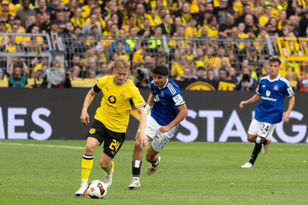 Dortmund, Deutschland 29. August 2026: 1. BL - 2026 2027 - Sp. 1 - Borussia Dortmund gegen Hamburger SV Im Bild: v. li. im Zweikampf Daniel Svensson (BVB) und Martin Adeline (HSV), DFL DFB regulations prohibit any use of photographs as image sequences and or quasi-video. Signal Iduna Park Nordrhein Westfalen *** Dortmund, Germany, August 29, 2026, Bundesliga 1, 2026–2027 Season, Matchday 1: Borussia Dortmund vs. Hamburger SV. Pictured, from left, in a tackle: Daniel Svensson (BVB) and Martin Adeline (HSV), DFL and DFB regulations prohibit any use of photographs as image sequences and or quasi-video. Signal Iduna Park, North Rhine-Westphalia Copyright: xFotostandx xZeisingx