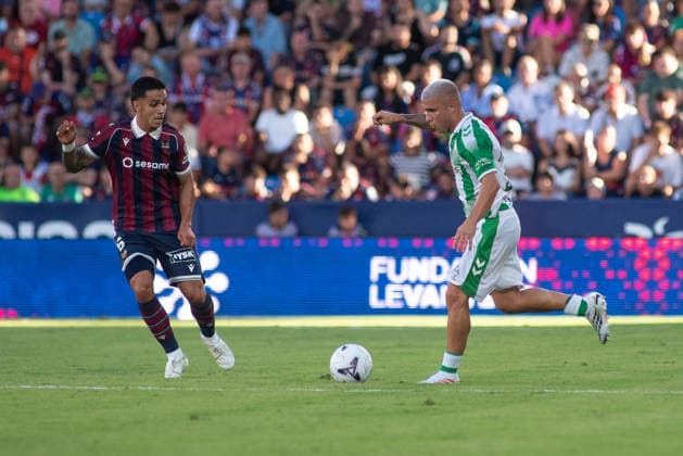 August 29, 2026, Valencia, Alicante, Spain: VALENCIA, SPAIN - AUGUST 29: 33 PABLO GARCIA control the ball in front of 6 DANI REQUENA during the match between Levante UD and Real Betis, from LaLiga EASports, matchweek 3, disputed at the Ciutat de Valencia, Valencia Soccer 2026: Levante UD Vs Real Betis  - ZUMAc290 20260829_zsp_c290_053 Copyright: xJordixCantox