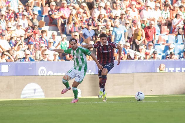 August 29, 2026, Valencia, Alicante, Spain: VALENCIA, SPAIN - AUGUST 29: 17 VICTOR GARCIA fight with 10 EZ ABDE during the match between Levante UD and Real Betis, from LaLiga EASports, matchweek 3, disputed at the Ciutat de Valencia, Valencia Soccer 2026: Levante UD Vs Real Betis  - ZUMAc290 20260829_zsp_c290_054 Copyright: xJordixCantox