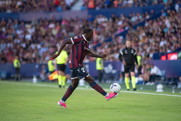 August 29, 2026, Valencia, Alicante, Spain: VALENCIA, SPAIN - AUGUST 29: 21 ETTA EYONG control the ball during the match between Levante UD and Real Betis, from LaLiga EASports, matchweek 3, disputed at the Ciutat de Valencia, Valencia Soccer 2026: Levante UD Vs Real Betis  - ZUMAc290 20260829_zsp_c290_055 Copyright: xJordixCantox