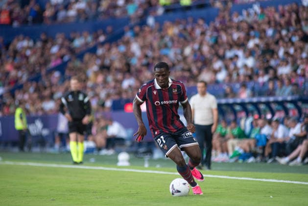 August 29, 2026, Valencia, Alicante, Spain: VALENCIA, SPAIN - AUGUST 29: 21 ETTA EYONG control the ball during the match between Levante UD and Real Betis, from LaLiga EASports, matchweek 3, disputed at the Ciutat de Valencia, Valencia Soccer 2026: Levante UD Vs Real Betis  - ZUMAc290 20260829_zsp_c290_056 Copyright: xJordixCantox