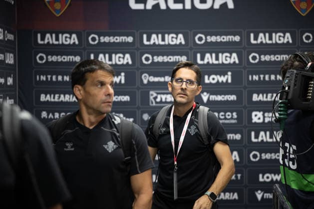 ESP: LaLiga EA Sports UD Levante v Real Betis arriving at the stadium before LaLiga EA Sports, between UD Levante v Real Betis played at Ciudad de Valencia Stadium in Valencia on August 29, 2026 in Spain; Valencia Spain Futbol Copyright: xAgenciaxLOFx