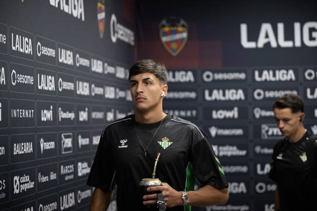 ESP: LaLiga EA Sports UD Levante v Real Betis Facundo Bernal of REal Betis arriving at the stadium before LaLiga EA Sports, between UD Levante v Real Betis played at Ciudad de Valencia Stadium in Valencia on August 29, 2026 in Spain; Valencia Spain Futbol Copyright: xAgenciaxLOFx