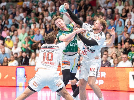 Erik Persson (Frisch Auf Goeppingen, 22) im Duell mit Maciej Gebala (HC Erlangen, 77) und Florian Scheerer (HC Erlangen, 10), Frisch Auf Goeppingen vs. HC Erlangen, Handball, 1. Bundesliga, Herren, Spielzeit 2026 2027, 29.08.2026, Frisch Auf Goeppingen vs. HC Erlangen, Handball, 1. Bundesliga, Herren, Spielzeit 2026 2027, 29.08.2026 Goeppingen Copyright: xEibner-Pressefoto MichaelxSchmidx EP_MST