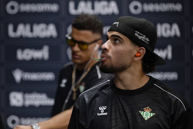 ESP: LaLiga EA Sports UD Levante v Real Betis Abdessamad Ezzalzouli of Real Betis arriving at the stadium before LaLiga EA Sports, between UD Levante v Real Betis played at Ciudad de Valencia Stadium in Valencia on August 29, 2026 in Spain; Valencia Spain Futbol Copyright: xAgenciaxLOFx