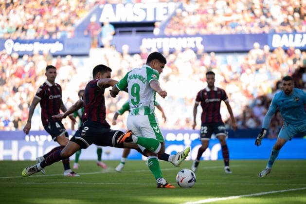 ESP: LaLiga EA Sports UD Levante v Real Betis Aissa Mandi of Levante and Cucho Hernandez of Real Betis during LaLiga EA Sports, between UD Levante v Real Betis played at Ciudad de Valencia Stadium in Valencia on August 29, 2026 in Spain; Valencia Spain Futbol Copyright: xAgenciaxLOFx