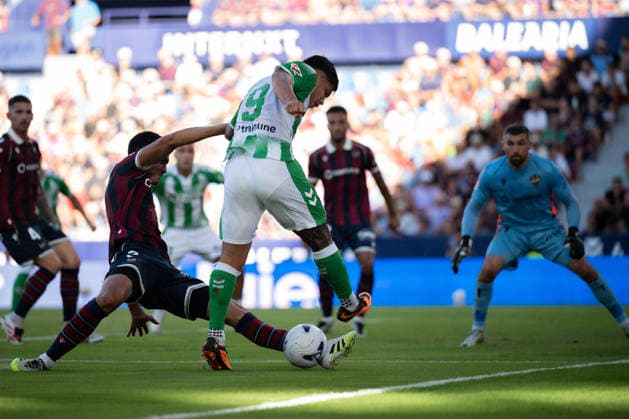 ESP: LaLiga EA Sports UD Levante v Real Betis Aissa Mandi of Levante and Cucho Hernandez of Real Betis during LaLiga EA Sports, between UD Levante v Real Betis played at Ciudad de Valencia Stadium in Valencia on August 29, 2026 in Spain; Valencia Spain Futbol Copyright: xAgenciaxLOFx