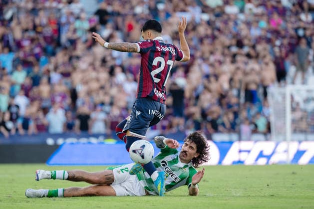 ESP: LaLiga EA Sports UD Levante v Real Betis Paco Cortes of Levante and Hector Bellerin of Real Betis during LaLiga EA Sports, between UD Levante v Real Betis played at Ciudad de Valencia Stadium in Valencia on August 29, 2026 in Spain; Valencia Spain Futbol Copyright: xAgenciaxLOFx