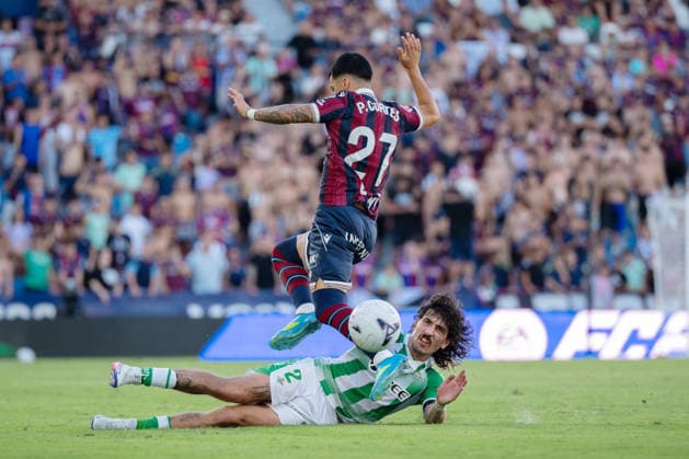 ESP: LaLiga EA Sports UD Levante v Real Betis Paco Cortes of Levante and Hector Bellerin of Real Betis during LaLiga EA Sports, between UD Levante v Real Betis played at Ciudad de Valencia Stadium in Valencia on August 29, 2026 in Spain; Valencia Spain Futbol Copyright: xAgenciaxLOFx