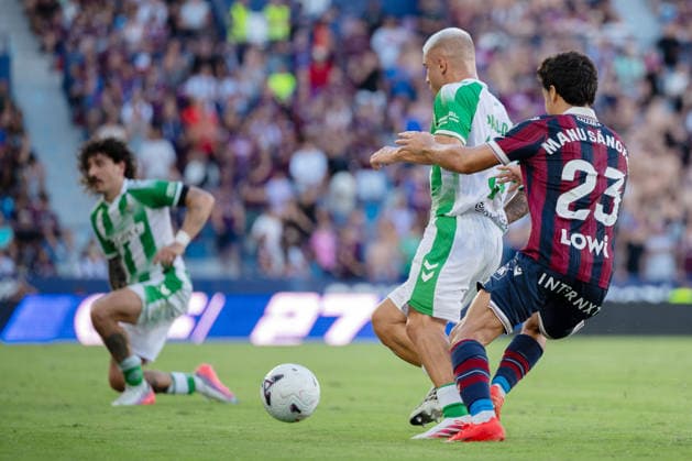 ESP: LaLiga EA Sports UD Levante v Real Betis Pablo Garcia of Real Betis and Manu Sanchez of Levante during LaLiga EA Sports, between UD Levante v Real Betis played at Ciudad de Valencia Stadium in Valencia on August 29, 2026 in Spain; Valencia Spain Futbol Copyright: xAgenciaxLOFx
