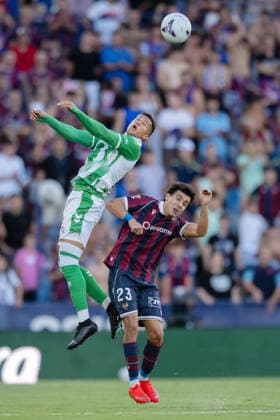 ESP: LaLiga EA Sports UD Levante v Real Betis Nelson Alexander Deossa Suarez of Real Betis and Manu Sanchez of Levante during LaLiga EA Sports, between UD Levante v Real Betis played at Ciudad de Valencia Stadium in Valencia on August 29, 2026 in Spain; Valencia Spain Futbol Copyright: xAgenciaxLOFx