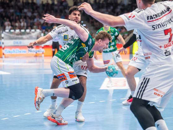Erik Persson (Frisch Auf Goeppingen, 22) im Zweikampf mit Eloy Morante Maldonado (HC Erlangen, 22), Frisch Auf Goeppingen vs. HC Erlangen, Handball, 1. Bundesliga, Herren, Spielzeit 2026 2027, 29.08.2026, Frisch Auf Goeppingen vs. HC Erlangen, Handball, 1. Bundesliga, Herren, Spielzeit 2026 2027, 29.08.2026 Goeppingen Copyright: xEibner-Pressefoto MichaelxSchmidx EP_MST