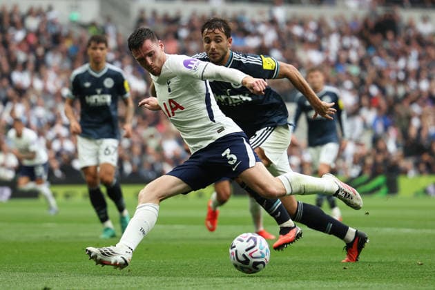 Tottenham Hotspur v Newcastle United, Premier League Andy Robertson of Tottenham Hotspur attempts to cross the ball during the Tottenham Hotspur v Newcastle United Premier League match at the Tottenham Hotspur Stadium, London, England on 29 August 2026 Credit: Tiego Grenho Every Second Media Editorial use only. All images are copyright Every Second Media Limited. No images may be reproduced without prior permission. All rights reserved. Premier League and Football League images are subject to licensing agreements with Football DataCo Limited. see https: www.football-dataco.com Copyright: xIMAGO EveryxSecondxMediax ESM-2123-0024 TiegoxGrenhox xEveryxSecondxMediax
