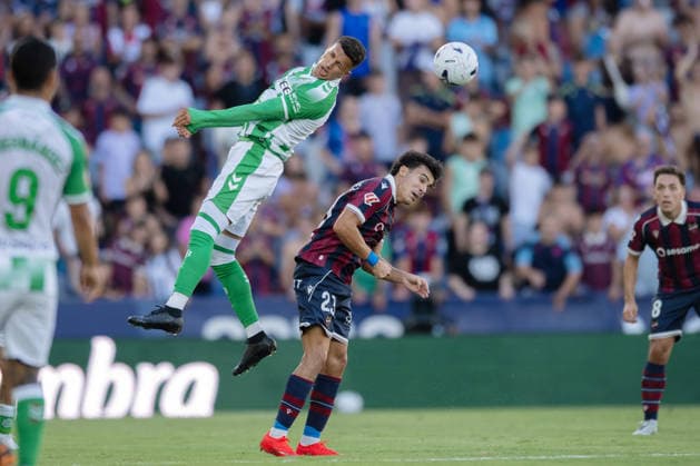 ESP: LaLiga EA Sports UD Levante v Real Betis Nelson Alexander Deossa Suarez of Real Betis and Manu Sanchez of Levante during LaLiga EA Sports, between UD Levante v Real Betis played at Ciudad de Valencia Stadium in Valencia on August 29, 2026 in Spain; Valencia Spain Futbol Copyright: xAgenciaxLOFx