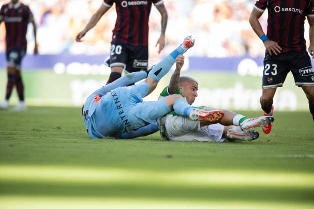 ESP: LaLiga EA Sports UD Levante v Real Betis Pablo Garcia of Real Betis and Matthew Ryan of Levante during LaLiga EA Sports, between UD Levante v Real Betis played at Ciudad de Valencia Stadium in Valencia on August 29, 2026 in Spain; Valencia Spain Futbol Copyright: xAgenciaxLOFx