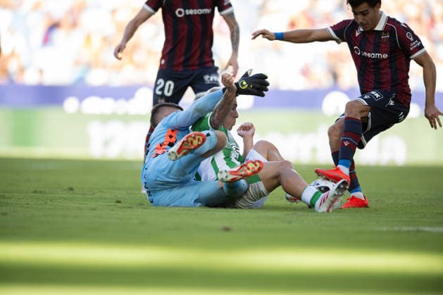 ESP: LaLiga EA Sports UD Levante v Real Betis Pablo Garcia of Real Betis and Matthew Ryan of Levante during LaLiga EA Sports, between UD Levante v Real Betis played at Ciudad de Valencia Stadium in Valencia on August 29, 2026 in Spain; Valencia Spain Futbol Copyright: xAgenciaxLOFx