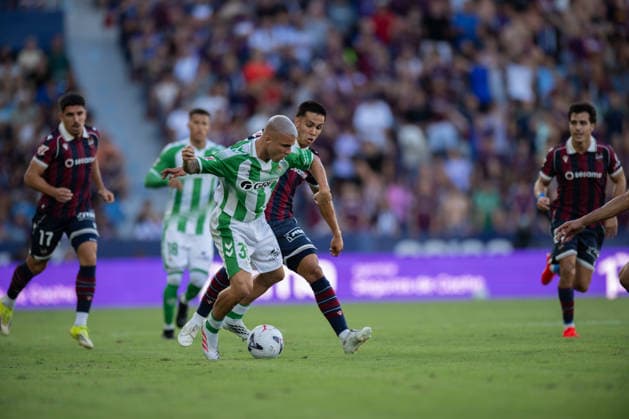 ESP: LaLiga EA Sports UD Levante v Real Betis Pablo Garcia of Real Betis and Hugo Sotelo of Levante during LaLiga EA Sports, between UD Levante v Real Betis played at Ciudad de Valencia Stadium in Valencia on August 29, 2026 in Spain; Valencia Spain Futbol Copyright: xAgenciaxLOFx