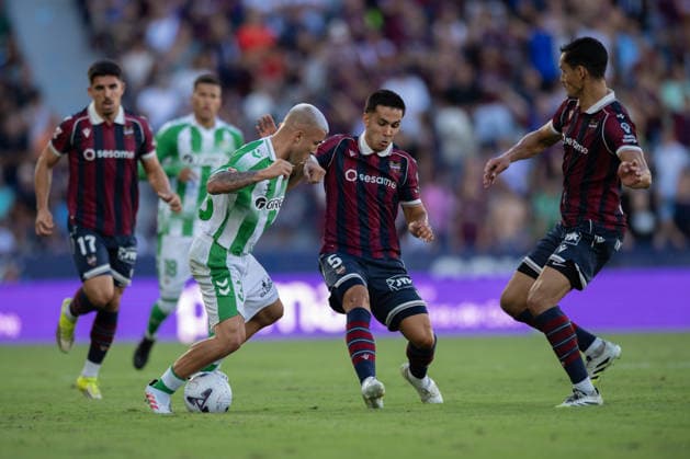 ESP: LaLiga EA Sports UD Levante v Real Betis Pablo Garcia of Real Betis and Hugo Sotelo of Levante during LaLiga EA Sports, between UD Levante v Real Betis played at Ciudad de Valencia Stadium in Valencia on August 29, 2026 in Spain; Valencia Spain Futbol Copyright: xAgenciaxLOFx