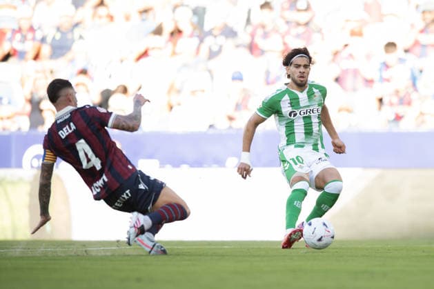 ESP: LaLiga EA Sports UD Levante v Real Betis Abdessamad Ezzalzouli of Real Betis and Adrian de la Fuente of Levante during LaLiga EA Sports, between UD Levante v Real Betis played at Ciudad de Valencia Stadium in Valencia on August 29, 2026 in Spain; Valencia Spain Futbol Copyright: xAgenciaxLOFx