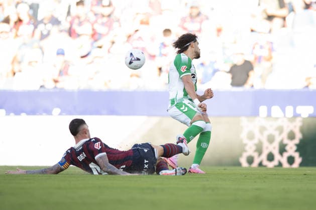 ESP: LaLiga EA Sports UD Levante v Real Betis Abdessamad Ezzalzouli of Real Betis and Adrian de la Fuente of Levante during LaLiga EA Sports, between UD Levante v Real Betis played at Ciudad de Valencia Stadium in Valencia on August 29, 2026 in Spain; Valencia Spain Futbol Copyright: xAgenciaxLOFx