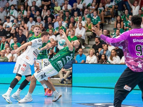 Ludvig Jurmala Astroem (Frisch Auf Goeppingen, 25) im Zweikampf mit Christoph Steinert (HC Erlangen, 44), Frisch Auf Goeppingen vs. HC Erlangen, Handball, 1. Bundesliga, Herren, Spielzeit 2026 2027, 29.08.2026, Frisch Auf Goeppingen vs. HC Erlangen, Handball, 1. Bundesliga, Herren, Spielzeit 2026 2027, 29.08.2026 Goeppingen Copyright: xEibner-Pressefoto MichaelxSchmidx EP_MST