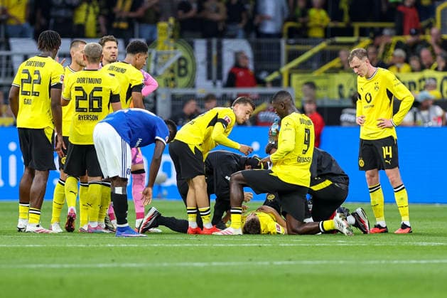 29.08.2026, GER, Fussball, Herren, Bundesliga , Saison 2026 2027, Borussia Dortmund - Hamburger SV Giannis Konstantelias (BVB) liegt verletzt am Boden und wird behandelt Dortmund Signal-Iduna Park Nordrhein-Westfalen Deutschland *** August 29, 2026, GER, Soccer, Men s, Bundesliga, 2026–2027 Season, Borussia Dortmund vs. Hamburger SV, Giannis Konstantelias, BVB player lies injured on the ground and is receiving treatment, Dortmund, Signal Iduna Park, North Rhine-Westphalia, Germany Copyright: xAdrianxSchlüterx