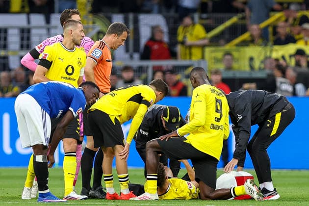 29.08.2026, GER, Fussball, Herren, Bundesliga , Saison 2026 2027, Borussia Dortmund - Hamburger SV Giannis Konstantelias (BVB) liegt verletzt am Boden und wird behandelt Dortmund Signal-Iduna Park Nordrhein-Westfalen Deutschland *** August 29, 2026, GER, Soccer, Men s, Bundesliga, 2026–2027 Season, Borussia Dortmund vs. Hamburger SV, Giannis Konstantelias, BVB player lies injured on the ground and is receiving treatment, Dortmund, Signal Iduna Park, North Rhine-Westphalia, Germany Copyright: xAdrianxSchlüterx