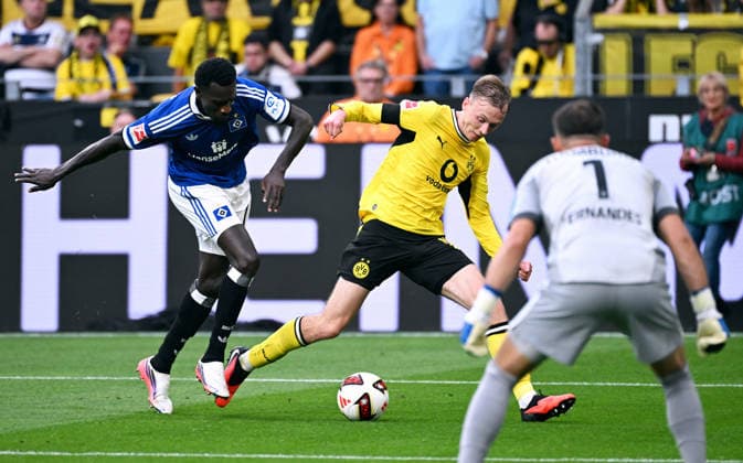 Dortmund, Germany, 1. Bundesliga, Matchday 1, Signal Iduna Park Dortmund, Bor. Dortmund vs Hamburger SV; Maximilian Beier (BVB), Bakery Jatta (HSV). Action *** Dortmund, Germany, Bundesliga 1, Matchday 1, Signal Iduna Park, Dortmund, Borussia Dortmund vs. Hamburger SV, Maximilian Beier (BVB), Bakery Jatta (HSV), Action