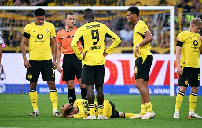 Dortmund, Germany, 1. Bundesliga, Matchday 1, Signal Iduna Park Dortmund, Bor. Dortmund vs Hamburger SV; Giannis Konstantelias (BVB) has to leave the field due to an injury. *** Dortmund, Germany, Bundesliga 1, Matchday 1, Signal Iduna Park, Dortmund, Borussia Dortmund vs. Hamburger SV. Giannis Konstantelias of BVB had to leave the field due to an injury.