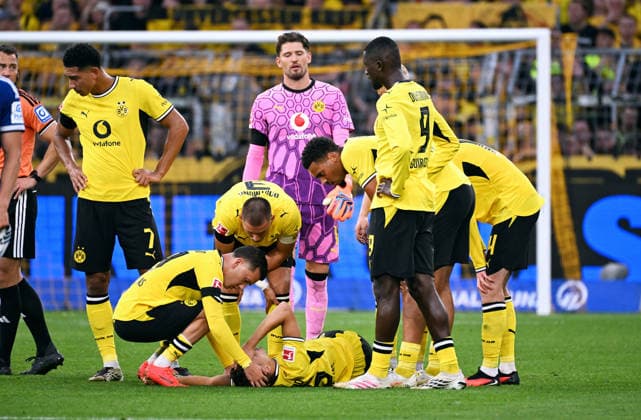 Dortmund, Germany, 1. Bundesliga, Matchday 1, Signal Iduna Park Dortmund, Bor. Dortmund vs Hamburger SV; Giannis Konstantelias (BVB) has to leave the field due to an injury. *** Dortmund, Germany, Bundesliga 1, Matchday 1, Signal Iduna Park, Dortmund, Borussia Dortmund vs. Hamburger SV. Giannis Konstantelias of BVB had to leave the field due to an injury.