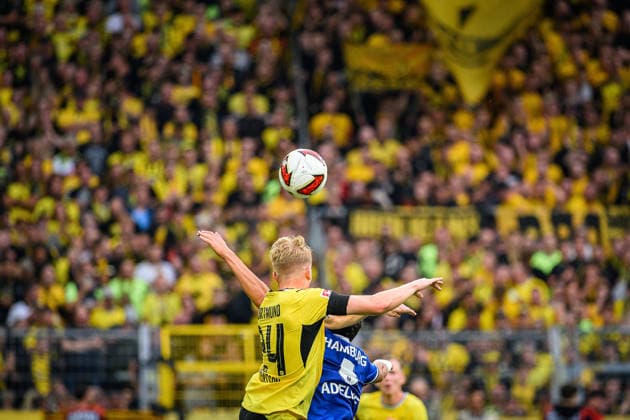 Fußball I Saison 2026-2027 I Bundesliga I 1. Spieltag I Borussia Dortmund - Hamburger SV I 29.08.2026 Daniel Svensson (24, Borussia Dortmund), Martin Adeline (5, Hamburger SV) Dortmund Signal-Iduna-Park Nordrhein-Westfalen Deutschland *** Soccer I 2026–2027 Season I Bundesliga I Matchday 1 I Borussia Dortmund vs. Hamburger SV I August 29, 2026 Daniel Svensson 24, Borussia Dortmund, Martin Adeline 5, Hamburger SV Dortmund Signal Iduna Park North Rhine-Westphalia Germany Copyright: xLobecax xHenningxRohlfsx