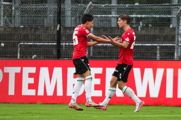 29.08.2026, Fussball, Herren, Regionalliga Nord, 6. Spieltag, BSV Kickers Emden - Hannover 96 II Torjubel zum 1:1 durch Tim Antonius Laurent van den Heuvel (24 Hannover 96 II)