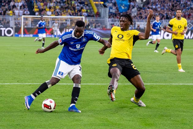 29.08.2026: Fußball, 1. Bundesliga: Borussia Dortmund - Hamburger SV, im Signal-Iduna-Park. Patson Daka (Hamburger SV) (l) und Joane Gadou (Borussia Dortmund) kämpfen um den Ball. WICHTIGER HINWEIS: Gemäß den Vorgaben der DFL und des DFB ist es untersagt, in dem Stadion und oder vom Spiel angefertigte Fotoaufnahmen in Form von Sequenzbildern und oder videoähnlichen Fotostrecken zu verwerten bzw. verwerten zu lassen. *** August 29, 2026 Soccer, Bundesliga 1: Borussia Dortmund vs. Hamburger SV at Signal Iduna Park. Patson Daka (Hamburger SV) and Joane Gadou (Borussia Dortmund) battle for the ball. IMPORTANT NOTICE: In accordance with DFL and DFB regulations, it is prohibited to use or allow the use of photographs taken in the stadium and or during the game in the form of sequential images and or video-like photo series Copyright: xDavidxInderliedx