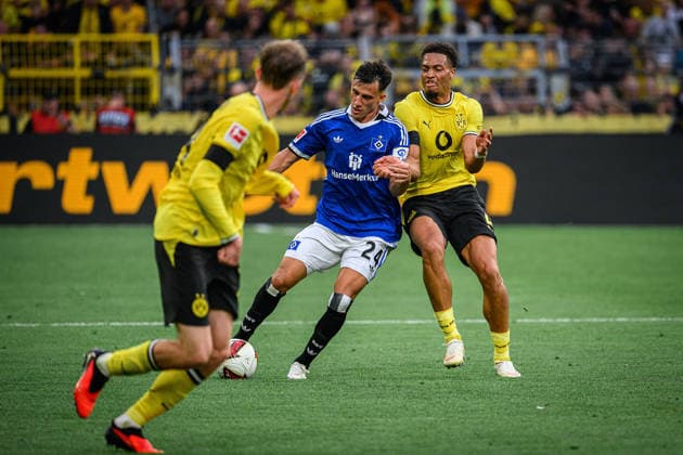 Fußball I Saison 2026-2027 I Bundesliga I 1. Spieltag I Borussia Dortmund - Hamburger SV I 29.08.2026 Nicolas Capaldo (24, Hamburger SV), Felix Nmecha (8, Borussia Dortmund) Dortmund Signal-Iduna-Park Nordrhein-Westfalen Deutschland *** Soccer 2026–2027 Season Bundesliga Matchday 1 Borussia Dortmund vs. Hamburger SV August 29, 2026 Nicolas Capaldo (24), Hamburger SV; Felix Nmecha (8), Borussia Dortmund Dortmund, Signal Iduna Park, North Rhine-Westphalia, Germany Copyright: xLobecax xHenningxRohlfsx