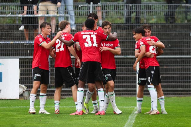 29.08.2026, Fussball, Herren, Regionalliga Nord, 6. Spieltag, BSV Kickers Emden - Hannover 96 II Torjubel zum 1:1 durch Tim Antonius Laurent van den Heuvel (24 Hannover 96 II)