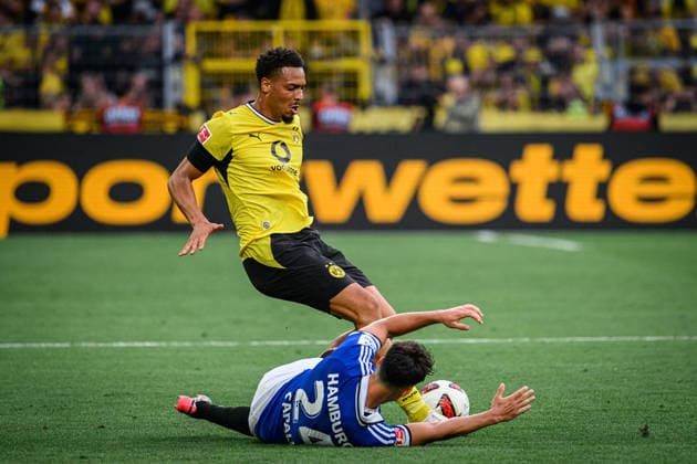 Fußball I Saison 2026-2027 I Bundesliga I 1. Spieltag I Borussia Dortmund - Hamburger SV I 29.08.2026 Nicolas Capaldo (24, Hamburger SV), Felix Nmecha (8, Borussia Dortmund) Dortmund Signal-Iduna-Park Nordrhein-Westfalen Deutschland *** Soccer 2026–2027 Season Bundesliga Matchday 1 Borussia Dortmund vs. Hamburger SV August 29, 2026 Nicolas Capaldo (24), Hamburger SV; Felix Nmecha (8), Borussia Dortmund Dortmund, Signal Iduna Park, North Rhine-Westphalia, Germany Copyright: xLobecax xHenningxRohlfsx