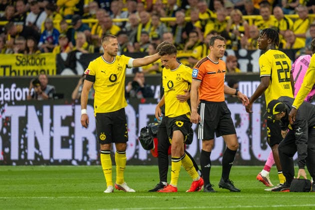 Giannis Konstantelias (Borussia Dortmund, 45) wird auf dem Spielfeld vom Vereinsarzt behandelt und verletungsbedingt ausgewechselt, GER BVB Borussia Dortmund 09 vs. Hamburger SV, Fussball, Bundesliga, Spieltag 01, Saison 2026 2027, 29.09.2026 DFB DFL REGULATIONS PROHIBIT ANY USE OF PHOTOGRAPHS AS IMAGE SEQUENCES AND OR QUASI-VIDEO, GER BVB Borussia Dortmund 09 vs. Hamburger SV, Fussball, Bundesliga, Spieltag 01, Saison 2026 2027, 29.09.2026 Dortmund *** Giannis Konstantelias of Borussia Dortmund, 45, is treated on the field by the team doctor and is substituted due to injury, GER BVB Borussia Dortmund 09 vs. Hamburger SV, Soccer, Bundesliga, Matchday 01, 2026–2027 Season, September 29, 2026 DFB DFL regulations prohibit any use of photographs as image sequences and or quasi-video, GER BVB Borussia Dortmund 09 vs. Hamburger SV, Soccer, Bundesliga, Matchday 01, 2026–2027 season, September 29, 2026, Dortmund Copyright: xEibner-Pressefoto FabianxFriesex EP_FFE