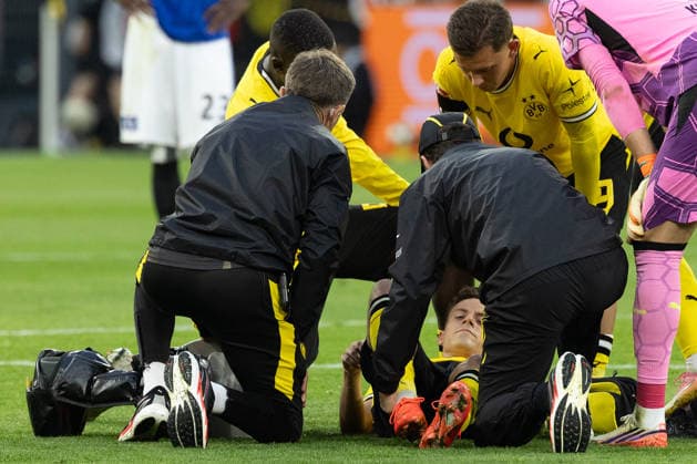 Dortmund, Germany, 29.08.26, Giannis Konstantelias (Borussia Dortmund) verletzt auf dem Rasen und wird med. behandelt waehrend des Spiels der 1. Bundesliga zwischen Borussia Dortmund - Hamburger SV im Signal Iduna Park in Dortmund. (Photo by Joachim Bywaletz) DFB DFL REGULATIONS PROHIBIT ANY USE OF PHOTOGRAPHS AS IMAGE SEQUENCES AND OR QUASI-VIDEO. *** Dortmund, Germany, August 29, 2026, Giannis Konstantelias of Borussia Dortmund is injured on the field and receives medical treatment during the Bundesliga 1 match between Borussia Dortmund and Hamburger SV at Signal Iduna Park in Dortmund. Photo by Joachim Bywaletz. DFB and DFL regulations prohibit any use of photographs as image sequences and OR QUASI-VIDEO Copyright: JoachimxBywaletz xJB-Sportfoto
