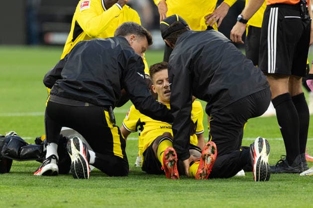 Dortmund, Germany, 29.08.26, Giannis Konstantelias (Borussia Dortmund) verletzt auf dem Rasen und wird med. behandelt waehrend des Spiels der 1. Bundesliga zwischen Borussia Dortmund - Hamburger SV im Signal Iduna Park in Dortmund. (Photo by Joachim Bywaletz) DFB DFL REGULATIONS PROHIBIT ANY USE OF PHOTOGRAPHS AS IMAGE SEQUENCES AND OR QUASI-VIDEO. *** Dortmund, Germany, August 29, 2026, Giannis Konstantelias of Borussia Dortmund is injured on the field and receives medical treatment during the Bundesliga 1 match between Borussia Dortmund and Hamburger SV at Signal Iduna Park in Dortmund. Photo by Joachim Bywaletz. DFB and DFL regulations prohibit any use of photographs as image sequences and OR QUASI-VIDEO Copyright: JoachimxBywaletz xJB-Sportfoto